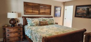 3 bedrooms, iron/ironing board, WiFi, bed sheets - Siesta Sunrise 3/2 Pool Home Close to Downtown Cape (Cape Coral)