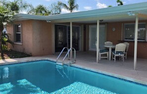 A heated pool - Siesta Sunrise 3/2 Pool Home Close to Downtown Cape (Cape Coral)
