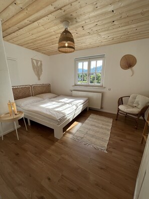 2 bedrooms, free WiFi, bed sheets - Boho Home by the stream (Altmünster am Traunsee)