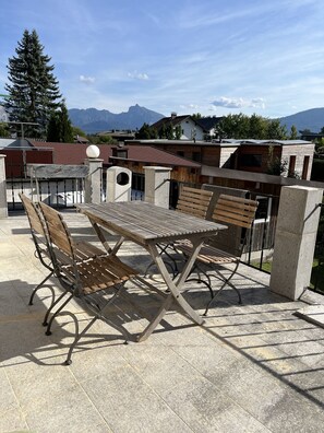 Outdoor dining - Boho Home by the stream (Altmünster am Traunsee)