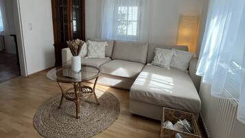 Een televisie en boeken