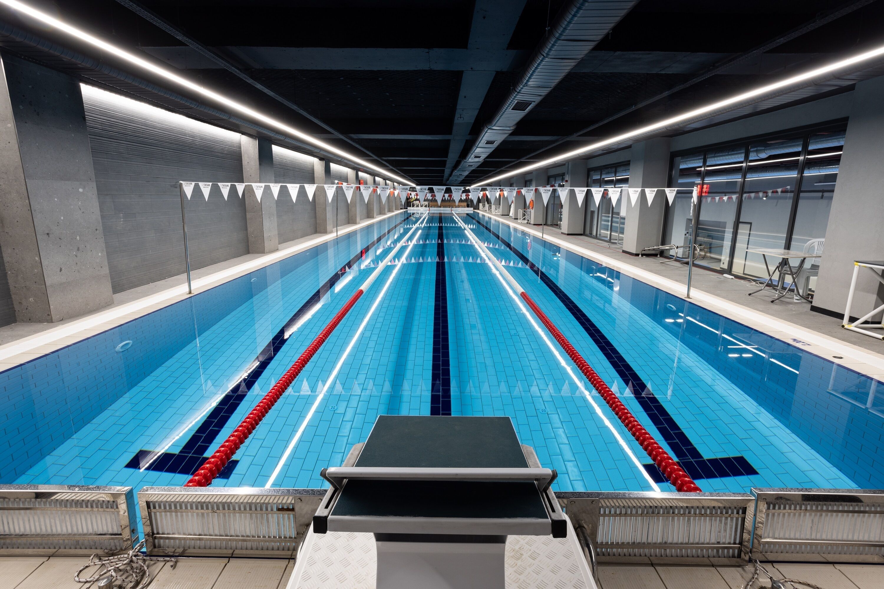 สระว่ายน้ำในร่ม, สระว่ายน้ำกลางแจ้ง, เก้าอี้อาบแดดริมสระ