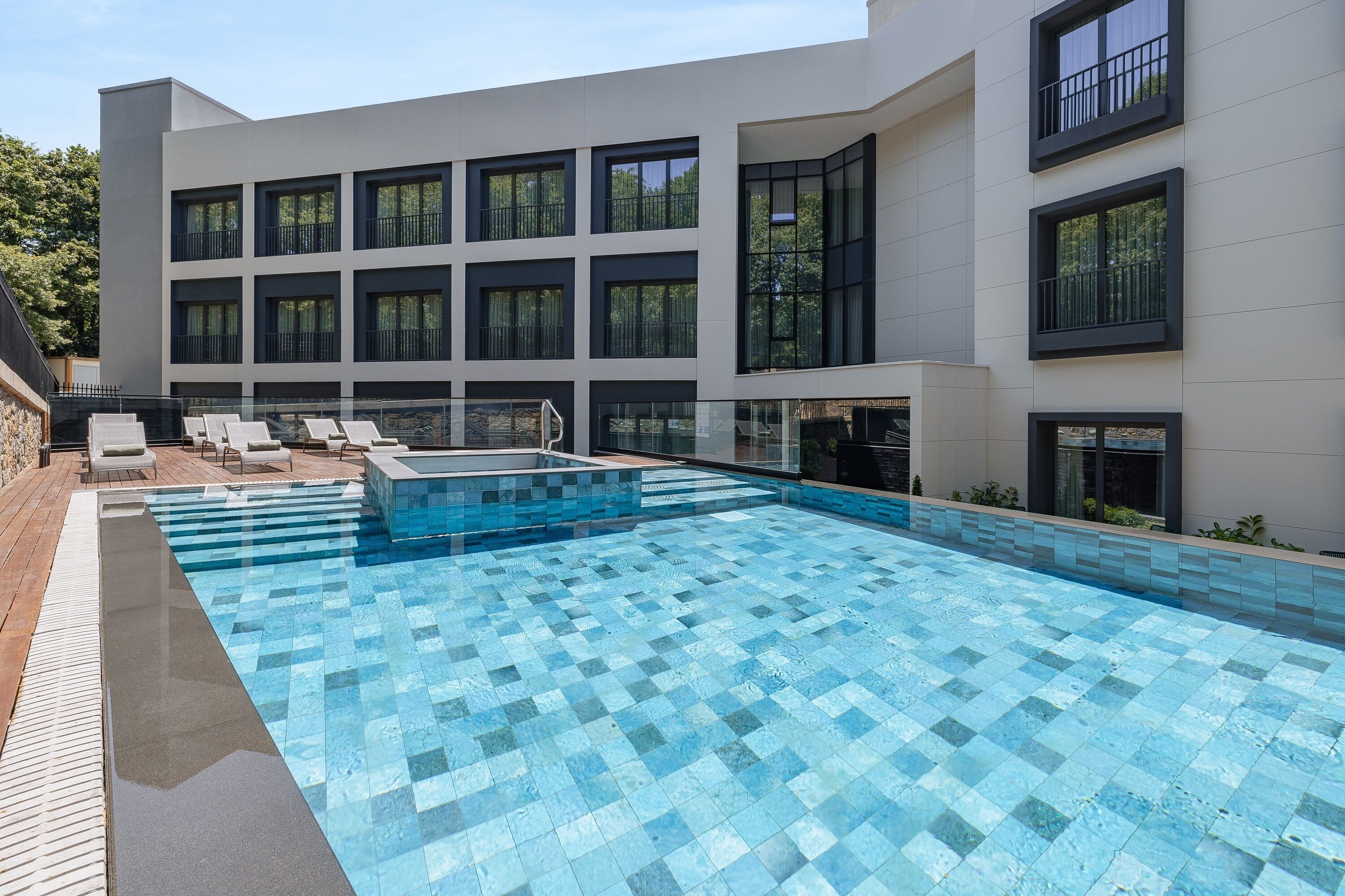 สระว่ายน้ำในร่ม, สระว่ายน้ำกลางแจ้ง, เก้าอี้อาบแดดริมสระ