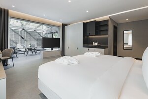 Familie suite, balkon, uitzicht op tuin | Luxe beddengoed, een kluis op de kamer, geluiddichte muren