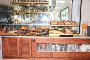 Dagelijks ontbijtbuffet (EUR 12 per persoon)