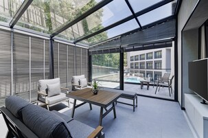 Familie suite, balkon, uitzicht op tuin | Luxe beddengoed, een kluis op de kamer, geluiddichte muren