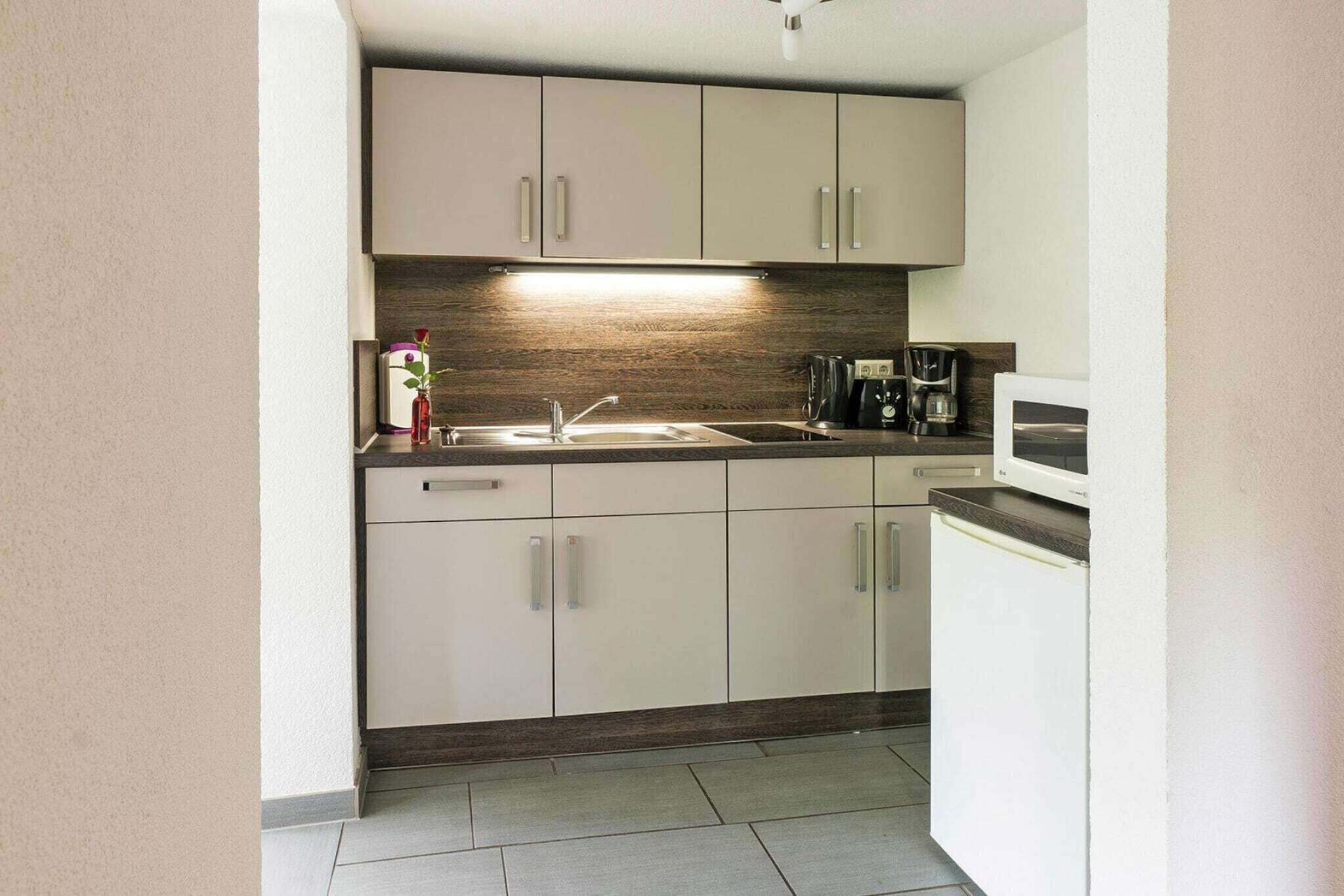 Kühlschrank, Mikrowelle, Herdplatte, Wasserkocher mit Kaffee-/Teezubehör