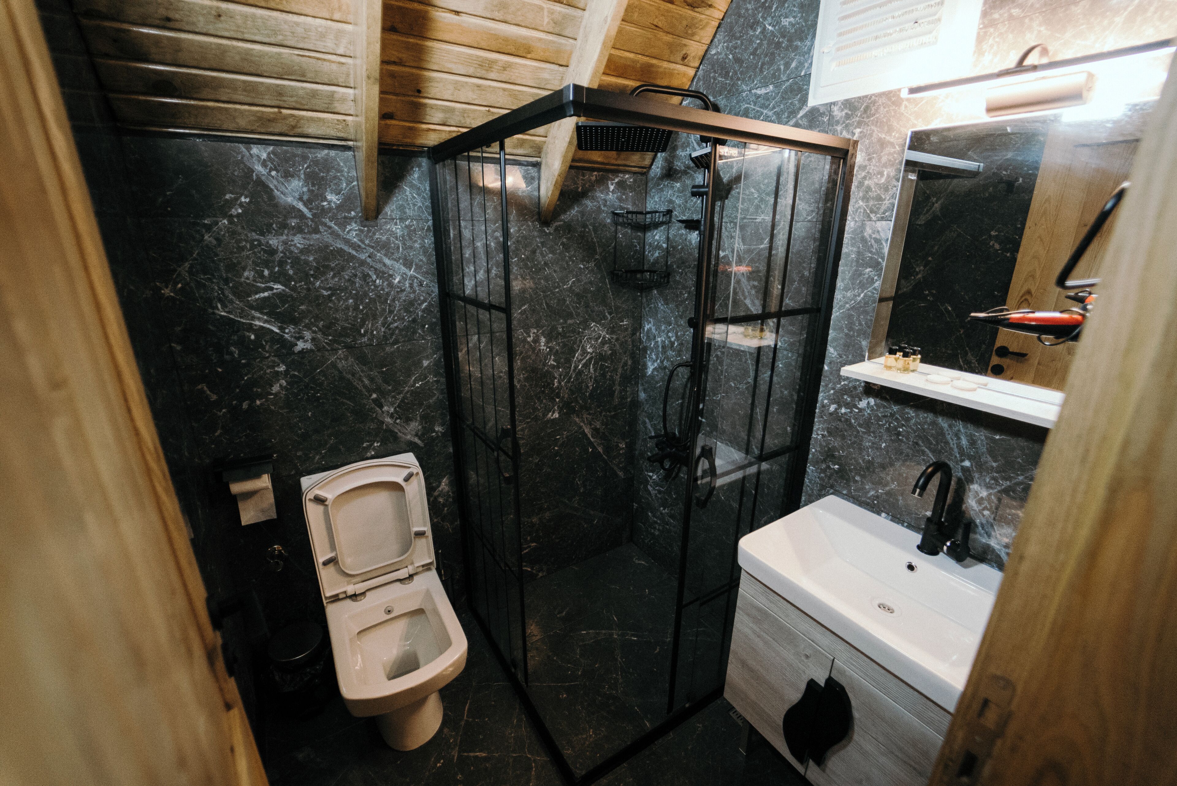 Basic-Chalet | Badezimmer | Kostenlose Toilettenartikel, Haartrockner, Hausschuhe