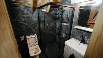 Basic-Chalet | Badezimmer | Kostenlose Toilettenartikel, Haartrockner, Hausschuhe