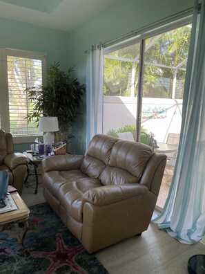 Living area - Beautiful dog friendly slice of paradise located on a canal in Fort Myers. (Fort Myers)