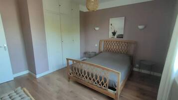 2 chambres, bureau, fer et planche à repasser, lit parapluie