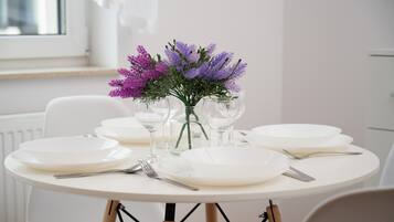 Microwave, coffee/tea maker, cookware/dishes/utensils