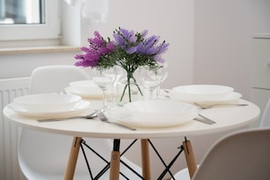 Microwave, coffee/tea maker, cookware/dishes/utensils - Bright Studio Legnicka by Renters (Wroclaw)