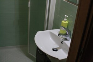 Toallas, jabón, papel de baño 