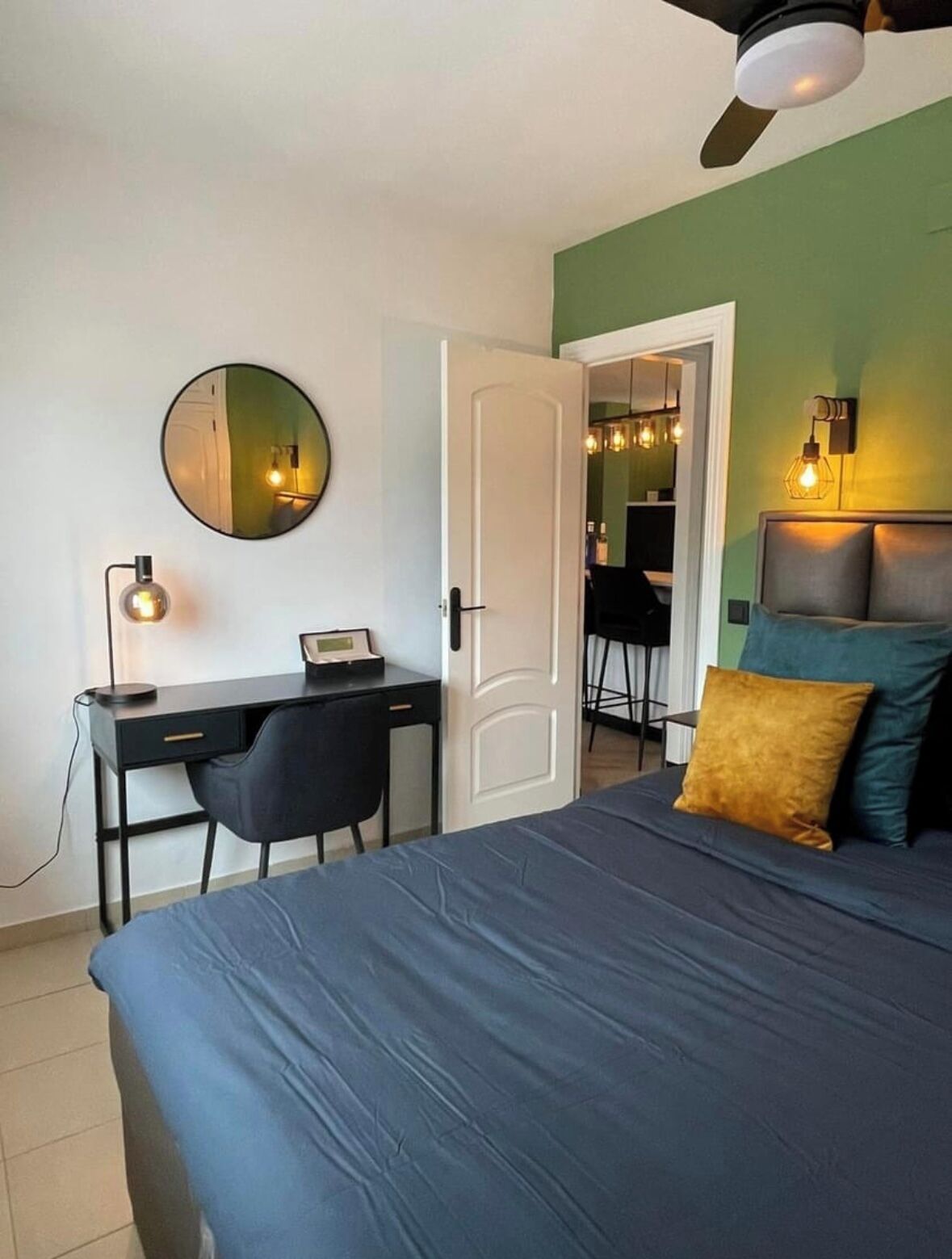 2 dormitoris, planxa i posts de planxar i un bressol de viatge 