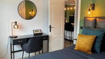 2 dormitoris, planxa i posts de planxar i un bressol de viatge