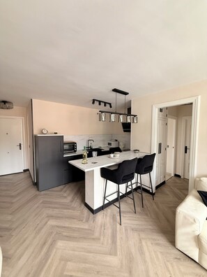 Réfrigérateur, micro-ondes, four, plaque de cuisson