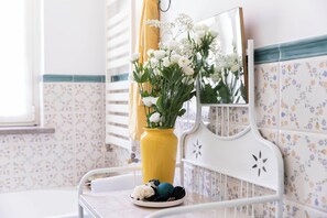 Een bad, een haardroger, een bidet, handdoeken