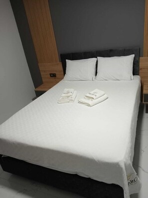 Appartement Élite | Salle de bain | Douche, douche à « effet pluie », sèche-cheveux, peignoirs