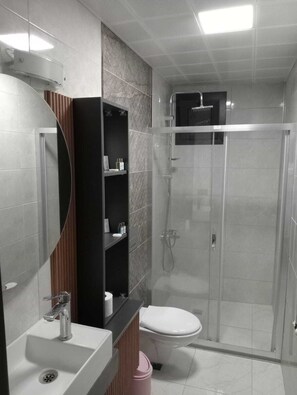 Een douche, een regendouche, een haardroger, badjassen