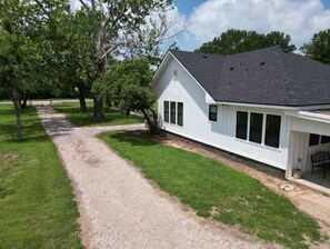 Exterior - Cozy Farmhouse in Waco (Waco)