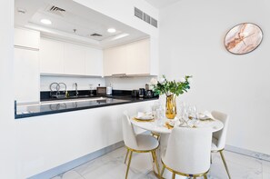 Exclusive Apartment | Private kitchen | Fridge, microwave, oven, stovetop - Nasma Holiday Homes - Amna Tower (Dubai)