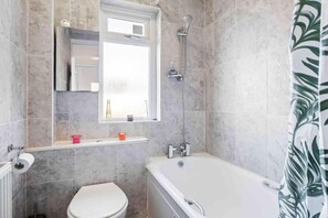 Căn hộ | Phòng tắm | Buồng tắm vòi sen, máy sấy tóc, khăn tắm 