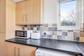 Appartement | Cuisine privée | Réfrigérateur, micro-ondes, four, plaque de cuisson