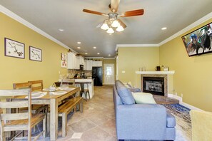 Smart TV, fireplace - LAKE LIFE right on Lake Hamilton. 5 miles from Oaklawn Racing and Casino (Lake Hamilton)