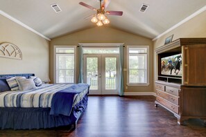 2 bedrooms, iron/ironing board, WiFi, bed sheets - LAKE LIFE right on Lake Hamilton. 5 miles from Oaklawn Racing and Casino (Lake Hamilton)