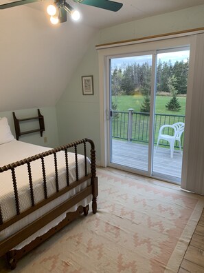 Barn #4, Upper Level, 3/4 Bed, Single Futon, AC, and Balcony | Individuelt dekorert, individuelt innredet og wi-fi (inkludert)