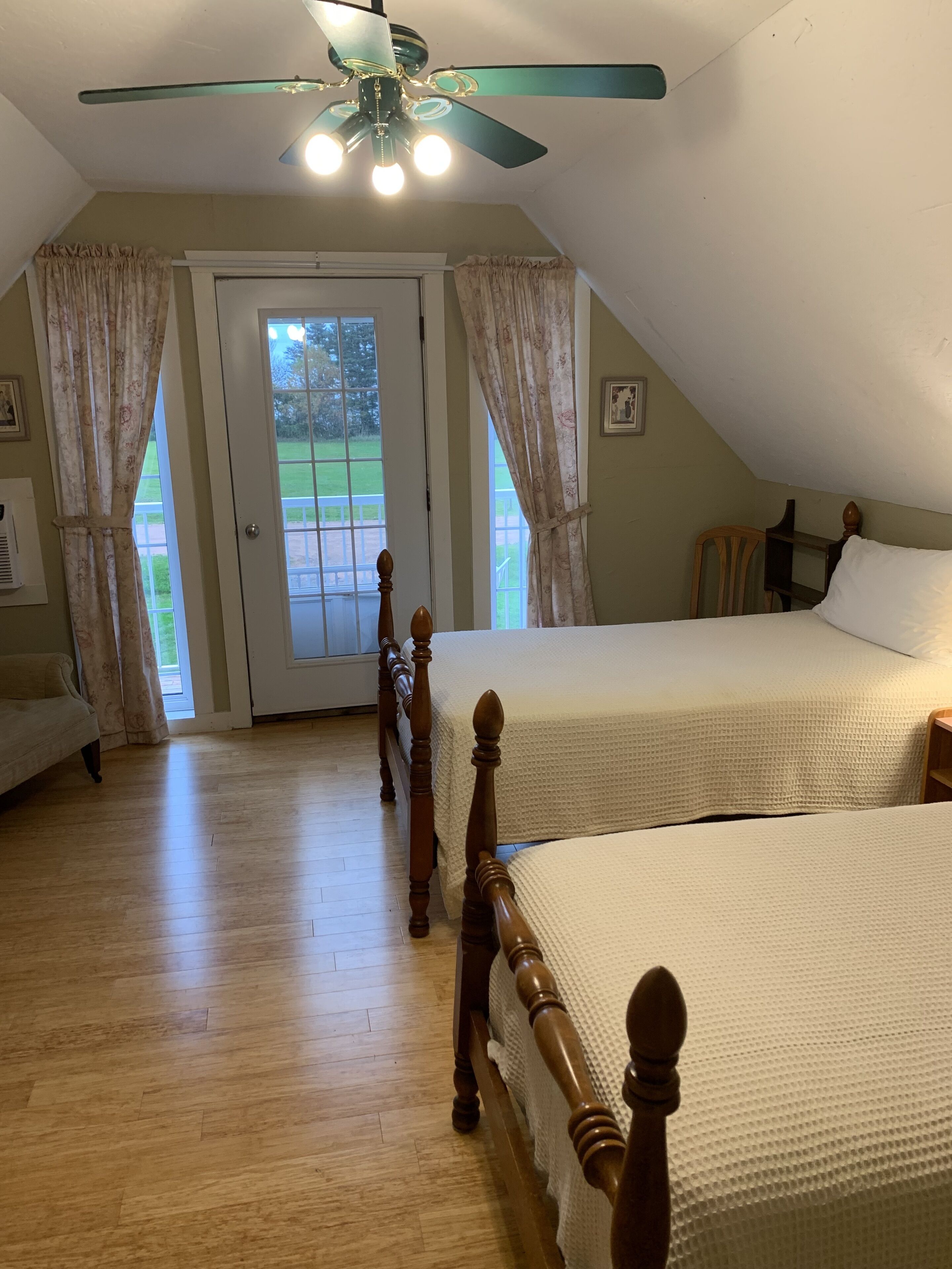 Barn #5, Upper Level with Two Single Beds | Wi-Fi ฟรี, ห้องพักตกแต่งอย่างมีเอกลักษณ์, ตกแต่งพิเศษโดยเฉพาะ