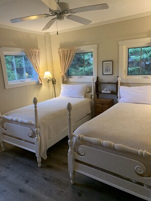 Barn #2, Two Single Beds | Individuelt dekorert, individuelt innredet og wi-fi (inkludert)