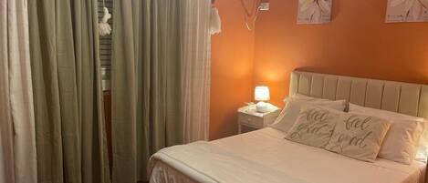 1 slaapkamer, een strijkplank/strijkijzer, wifi, beddengoed