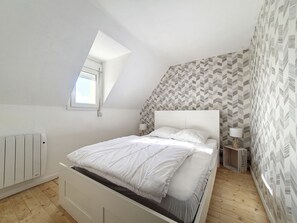 2 Schlafzimmer, Reisekinderbett, Bettwäsche