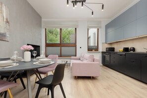 Studio, Kitchen | Cribs/infant beds, bed sheets - Metro Dworzec Wileński Studio by Renters (Warsaw)