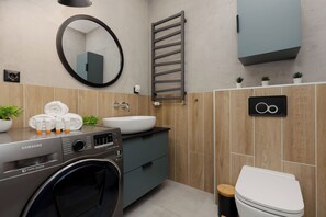 Studio, Kitchen | Bathroom | Shower, towels - Metro Dworzec Wileński Studio by Renters (Warsaw)