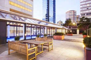 Outdoor dining - Central 2BR Apt in Southbank (Southbank)