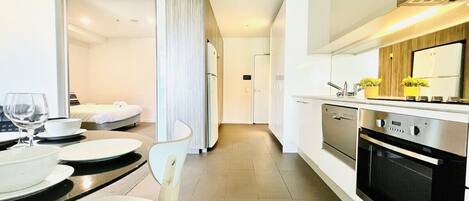 ثلاجة، ميكروويف، فرن، موقد طهي مسطح