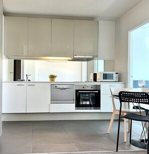 Jääkaappi, mikroaaltouuni, uuni, liesi