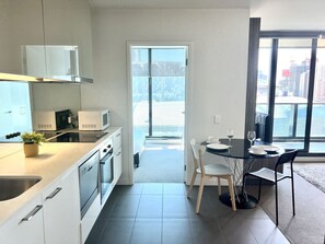 冰箱、微波炉、烤箱、炉灶