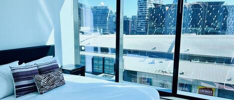 2 quartos, escrivaninha, ferros/tábuas de passar roupa, berço de viagem