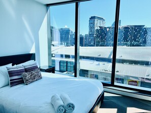 2 室のベッドルーム、デスク、アイロン / アイロン台、旅行用ベビーベッド