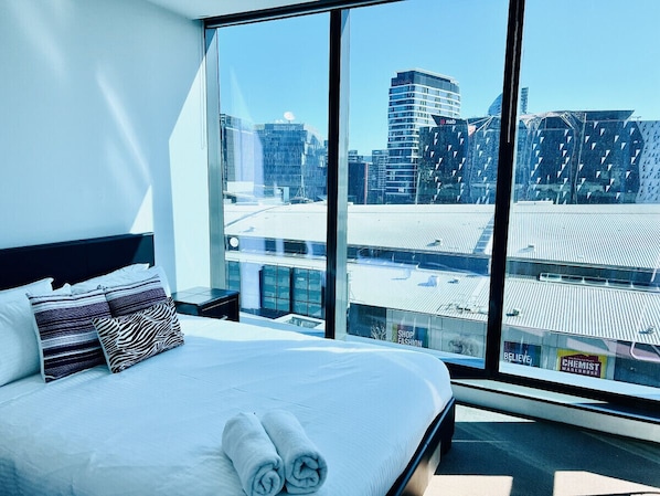 2 makuuhuonetta, työpöytä, silitysrauta/-lauta, vauvan matkasänky