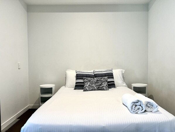 2 室のベッドルーム、デスク、アイロン / アイロン台、旅行用ベビーベッド