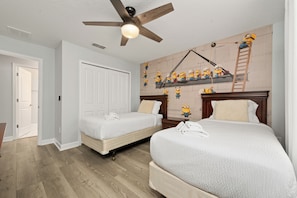 4 bedrooms, iron/ironing board, WiFi, bed sheets