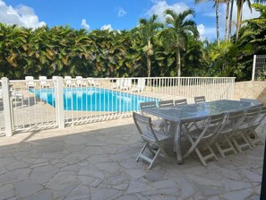 Outdoor pool - Appartement Avec Piscine, Barbecue et Jardin Privatifs (saint joseph)