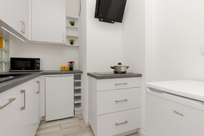Microwave, electric kettle - Rondo Wiatraczna Apartment by Renters (Warsaw)