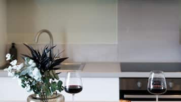 Comfort appartement | Privékeuken | Een koelkast met diepvriezer, een microgolfoven, een oven, een kookplaat