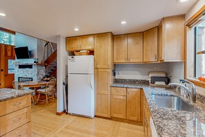 Réfrigérateur, four à micro-ondes, un four, surface de cuisson